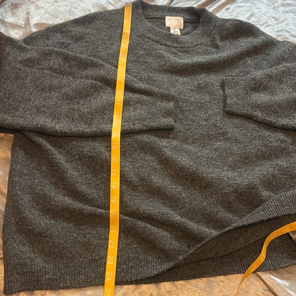 @beba000082 BUYING DEC 1st RESERVED Super Soft H&M SWEATER